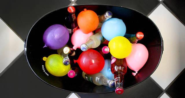 รูปภาพ:http://diyjoy.com/wp-content/uploads/2015/08/easy-diy-projects-water-balloons.jpg