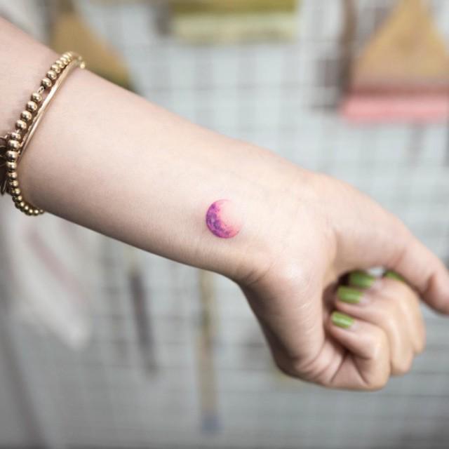 ตัวอย่าง ภาพหน้าปก:20 ไอเดียรอยสัก 'Tiny Tattoos' จิ๋วก็จริงแต่ซ่อนไปด้วยเสน่ห์ที่น่าค้นหา!