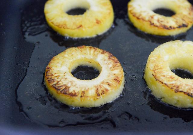 รูปภาพ:http://tastykitchen.com/wp-content/uploads/2013/05/Tasty-Kitchen-Blog-Upside-Down-Pineapple-Banana-Pancakes-06.jpg