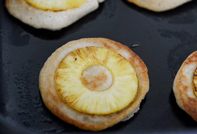 รูปภาพ:http://tastykitchen.com/wp-content/uploads/2013/05/Tasty-Kitchen-Blog-Upside-Down-Pineapple-Banana-Pancakes-08.jpg