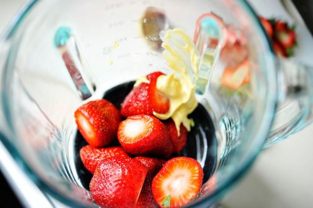 รูปภาพ:http://tastykitchen.com/wp-content/uploads/2013/04/Tasty-Kitchen-Blog-Strawberry-Balsamic-Vinaigrette-03.jpg