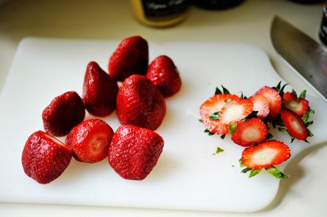 รูปภาพ:http://tastykitchen.com/wp-content/uploads/2013/04/Tasty-Kitchen-Blog-Strawberry-Balsamic-Vinaigrette-02.jpg