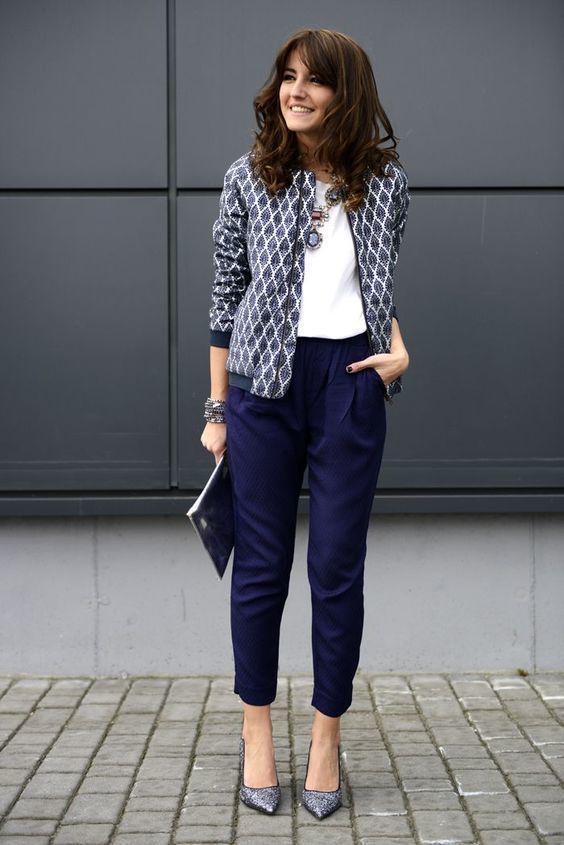 รูปภาพ:http://i.styleoholic.com/2017/08/12-navy-cropped-pants-a-white-top-a-printed-blue-blazer-and-printed-heels-for-a-bold-work-outfit.jpg