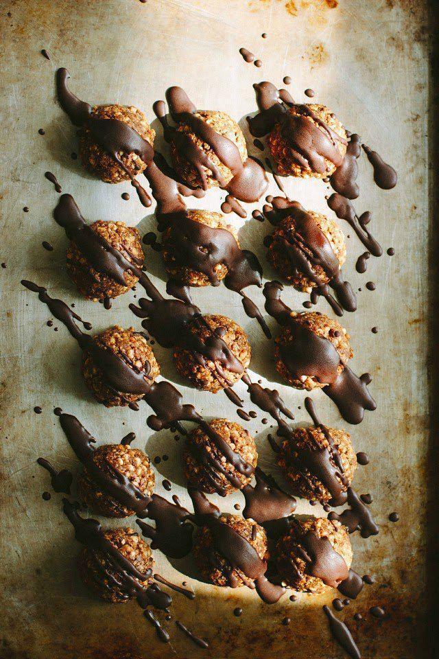 รูปภาพ:https://media1.popsugar-assets.com/files/thumbor/uZo8T6cXIt-YviBKiaVCUe-wWyg/fit-in/1024x1024/filters:format_auto-!!-:strip_icc-!!-/2016/04/20/992/n/1922195/85bcc075_dessert20/i/-Bake-Chocolate-Granola-Cookies.jpg