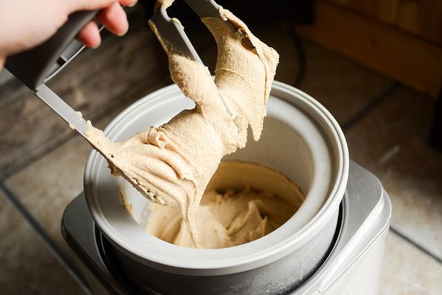 รูปภาพ:http://tastykitchen.com/wp-content/uploads/2014/04/Tasty-Kitchen-Blog-Cinnamon-Ice-Cream-14.jpg