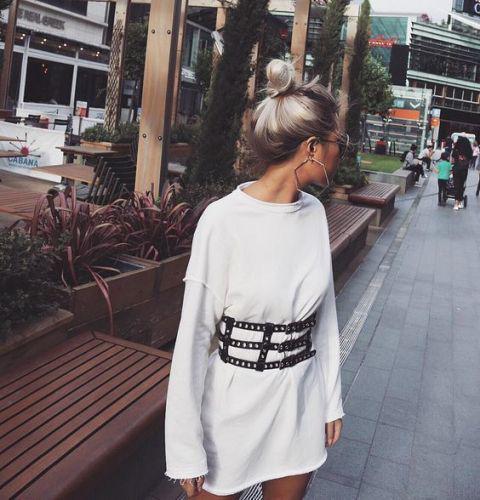 รูปภาพ:http://i.styleoholic.com/2017/04/With-white-mini-dress.jpg