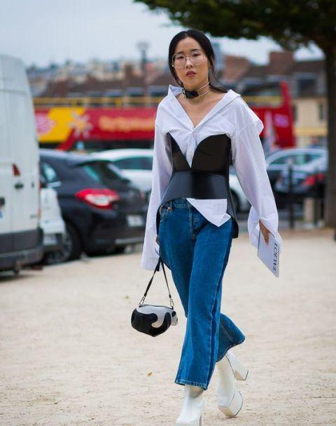 รูปภาพ:http://i.styleoholic.com/2017/04/With-white-shirt-crop-jeans-white-platform-boots-and-mini-bag.jpg