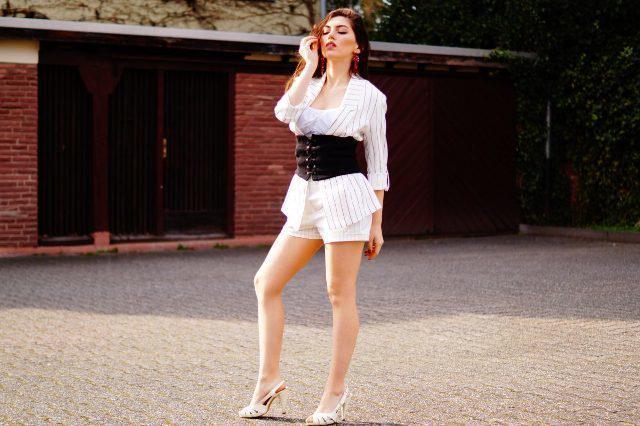 รูปภาพ:http://i.styleoholic.com/2017/04/With-white-shorts-top-striped-jacket-and-heels.jpg