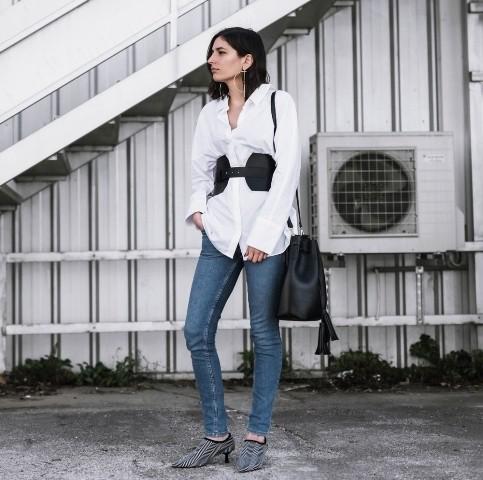 รูปภาพ:http://i.styleoholic.com/2017/04/With-white-shirt-skinny-jeans-printed-shoes-and-black-leather-bag.jpg