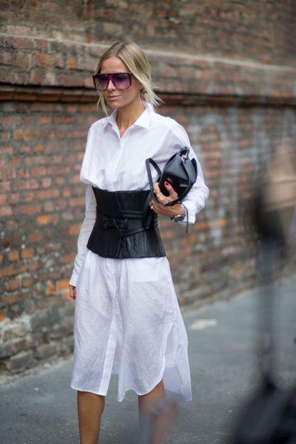 รูปภาพ:http://i.styleoholic.com/2017/04/With-white-shirtdress-and-black-small-bag.jpg