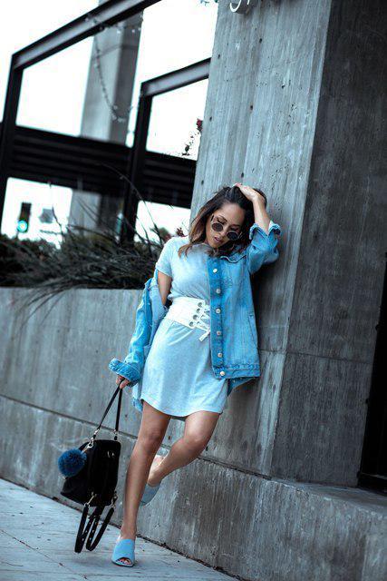 รูปภาพ:http://i.styleoholic.com/2017/04/With-blue-mini-dress-denim-jacket-sandals-and-leather-bag.jpg