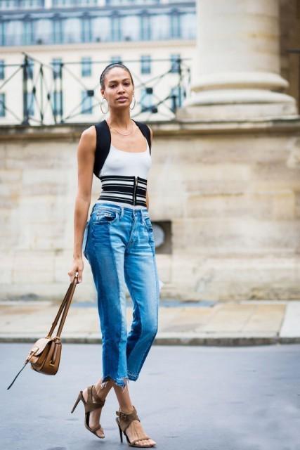 รูปภาพ:http://i.styleoholic.com/2017/04/With-black-and-white-top-jeans-heels-and-mini-bag.jpg