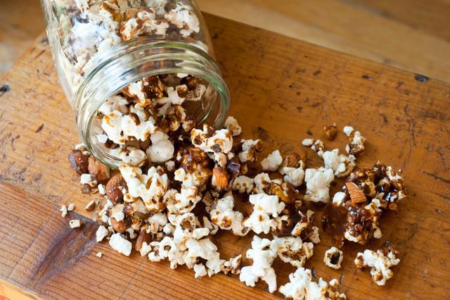 รูปภาพ:http://tastykitchen.com/wp-content/uploads/2012/11/TKB-Gingerbread-Popcorn-60.jpg