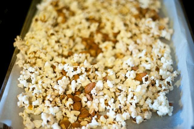 รูปภาพ:http://tastykitchen.com/wp-content/uploads/2012/11/TKB-Gingerbread-Popcorn-17.jpg