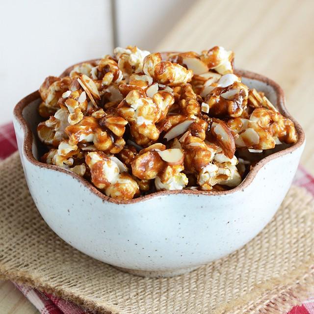 ตัวอย่าง ภาพหน้าปก:Gingerbread Popcorn ป๊อปคอร์นรสขนมปังขิง ความอร่อยง่ายๆ ในขนาดพอดีคำ