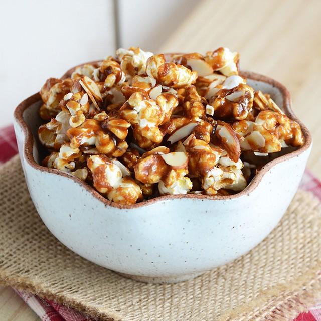 ภาพประกอบบทความ Gingerbread Popcorn ป๊อปคอร์นรสขนมปังขิง ความอร่อยง่ายๆ ในขนาดพอดีคำ