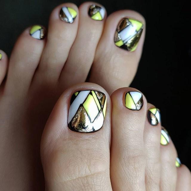 รูปภาพ:https://naildesignsjournal.com/wp-content/uploads/2017/08/new-nail-designs-toes-whiye-yellow-black-gold-geometric-art.jpg