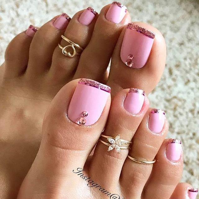 รูปภาพ:https://naildesignsjournal.com/wp-content/uploads/2017/08/new-nail-designs-toes-pink-base-glitter-tips-rhinestones.jpg