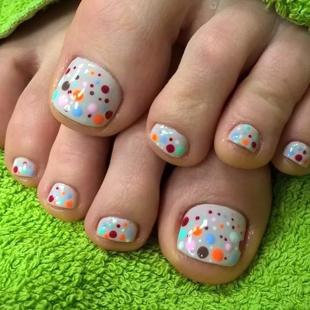 รูปภาพ:https://naildesignsjournal.com/wp-content/uploads/2017/08/new-nail-designs-toes-grey-base-multicolored-dots.jpg