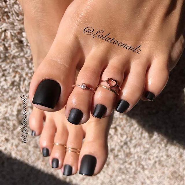รูปภาพ:https://naildesignsjournal.com/wp-content/uploads/2017/08/new-nail-designs-toes-black-matte-base-shiny-tips.jpg