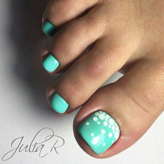 รูปภาพ:https://naildesignsjournal.com/wp-content/uploads/2017/08/new-nail-designs-toes-turquoise-base-white-glitter-dots.jpg