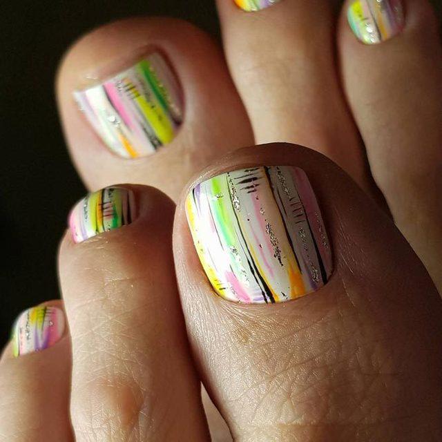 รูปภาพ:https://naildesignsjournal.com/wp-content/uploads/2017/08/new-nail-designs-toes-multicolored-stripes.jpg