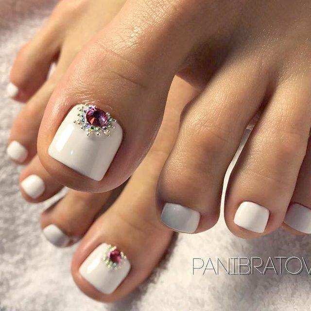 รูปภาพ:https://naildesignsjournal.com/wp-content/uploads/2017/08/new-nail-designs-toes-white-base-rhinestone-charms.jpg