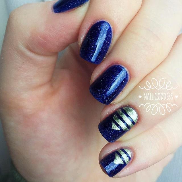 รูปภาพ:https://naildesignsjournal.com/wp-content/uploads/2017/05/best-nail-polish-colors-blue-nails-silver-stripes.jpg