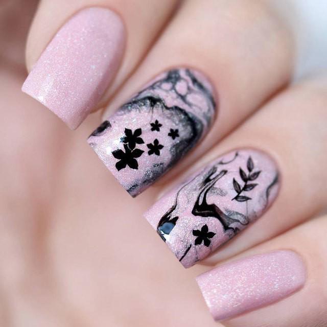 รูปภาพ:https://naildesignsjournal.com/wp-content/uploads/2017/05/best-nail-polish-colors-pink-nails-black-flowers.jpg