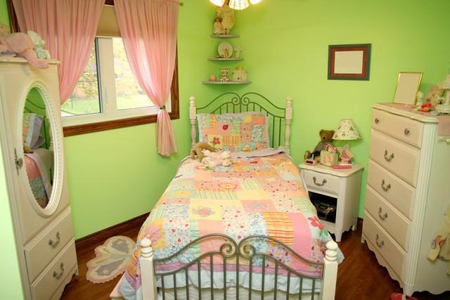 รูปภาพ:http://designingidea.com/wp-content/uploads/2015/05/bright-green-girls-bedroom.jpg
