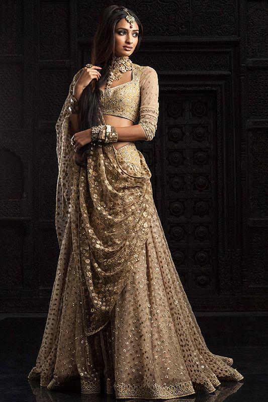 รูปภาพ:https://i.pinimg.com/736x/28/07/58/280758780da51c2646f4e483c395ac96--indian-wedding-dresses-indian-dresses.jpg
