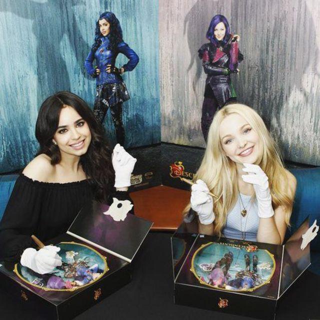 ภาพประกอบบทความ 30 แฟชั่น สองวายร้ายจาก Descendants สองสาวสองสไตล์ 'Dove Cameron และ Sofia Carson '