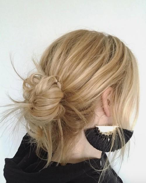 รูปภาพ:http://styleskinner.com/wp-content/uploads/2017/07/207-low-messy-bun-with-big-earings.jpg