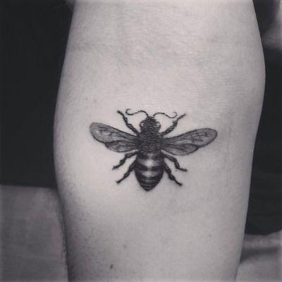รูปภาพ:https://s-media-cache-ak0.pinimg.com/736x/6d/6d/16/6d6d16c799d7b212be856b8af678bb94--honey-bee-tattoo-bee-tattoo-men.jpg
