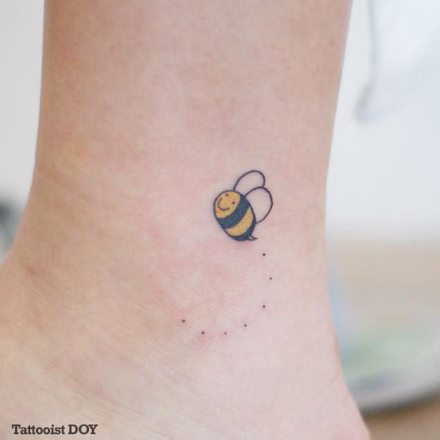 รูปภาพ:http://tattooblend.com/wp-content/uploads/2016/01/tiny-bee-tattoo.jpg