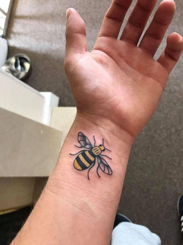 รูปภาพ:http://i3.manchestereveningnews.co.uk/incoming/article13099415.ece/ALTERNATES/s1227b/Steven-Mackenzie-Manchester-Bee-Tattoo.jpg