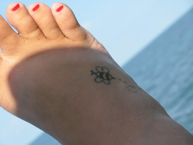 รูปภาพ:http://www.tattooshunt.com/images/69/best-little-bee-tattoo-on-foot.jpg