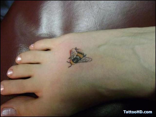 รูปภาพ:http://www.tattooshunt.com/images/69/little-bee-tattoo-on-foot-for-girls.jpg