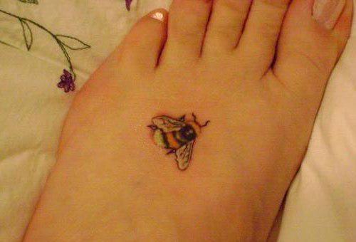 รูปภาพ:https://www.askideas.com/media/29/Little-Bee-Tattoo-On-Girl-Foot.jpg