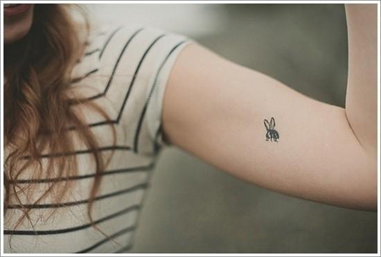 รูปภาพ:https://www.askideas.com/media/29/Black-Little-Bee-Tattoo-On-Girl-Left-Bicep.jpg