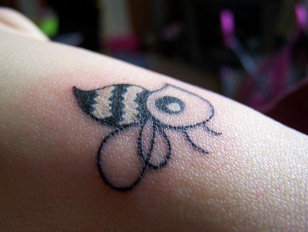 รูปภาพ:http://tatto.courtingbertha.com/wp-content/uploads/2017/05/Unique-Bee-Tattoo-331.jpg
