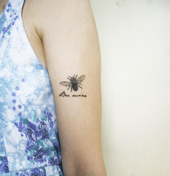 รูปภาพ:https://www.askideas.com/media/29/Black-Little-Bee-Tattoo-On-Left-Bicep.jpg