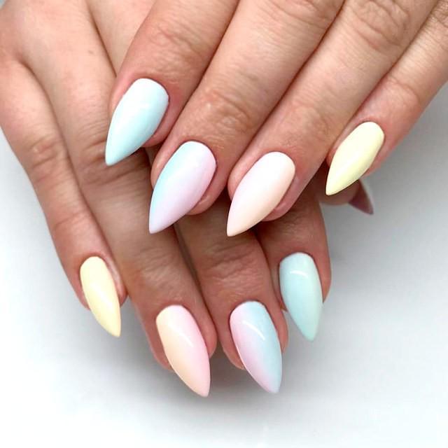 รูปภาพ:https://naildesignsjournal.com/wp-content/uploads/2017/08/lovely-nails-artsy-designs-pastel-rainbow-ombre-stiletto.jpg