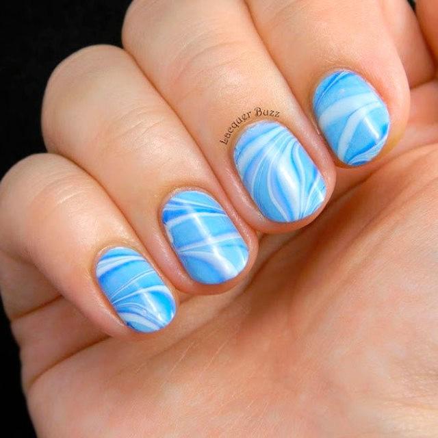 รูปภาพ:https://naildesignsjournal.com/wp-content/uploads/2017/08/lovely-nails-artsy-designs-white-blue-swirls-sky-round.jpg