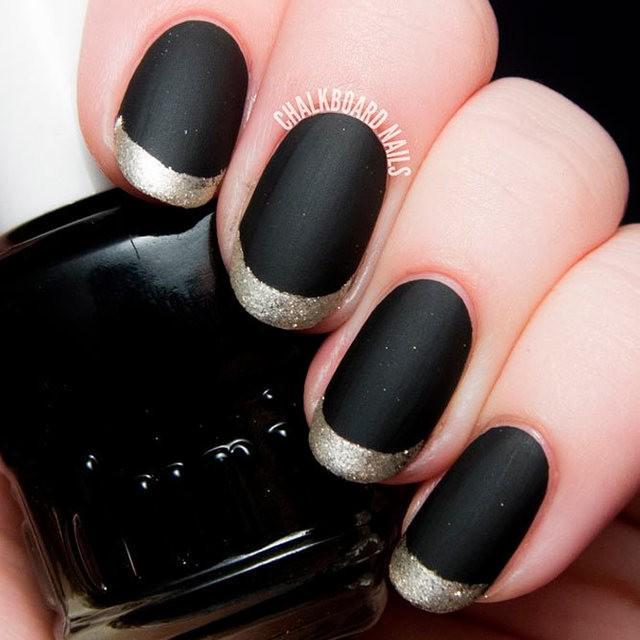 รูปภาพ:https://naildesignsjournal.com/wp-content/uploads/2017/08/lovely-nails-artsy-designs-black-matte-golden-tips.jpg