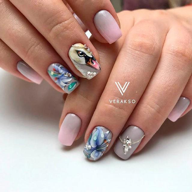 รูปภาพ:https://naildesignsjournal.com/wp-content/uploads/2017/08/lovely-nails-artsy-designs-silver-charms-pink-grey-ombre-white-swan.jpg