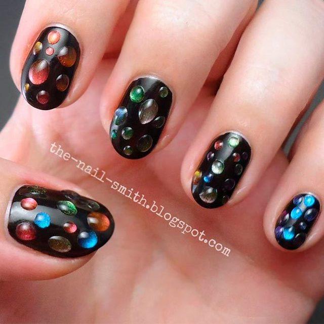 รูปภาพ:https://naildesignsjournal.com/wp-content/uploads/2017/08/lovely-nails-artsy-designs-rainbow-raindrops-black-round.jpg
