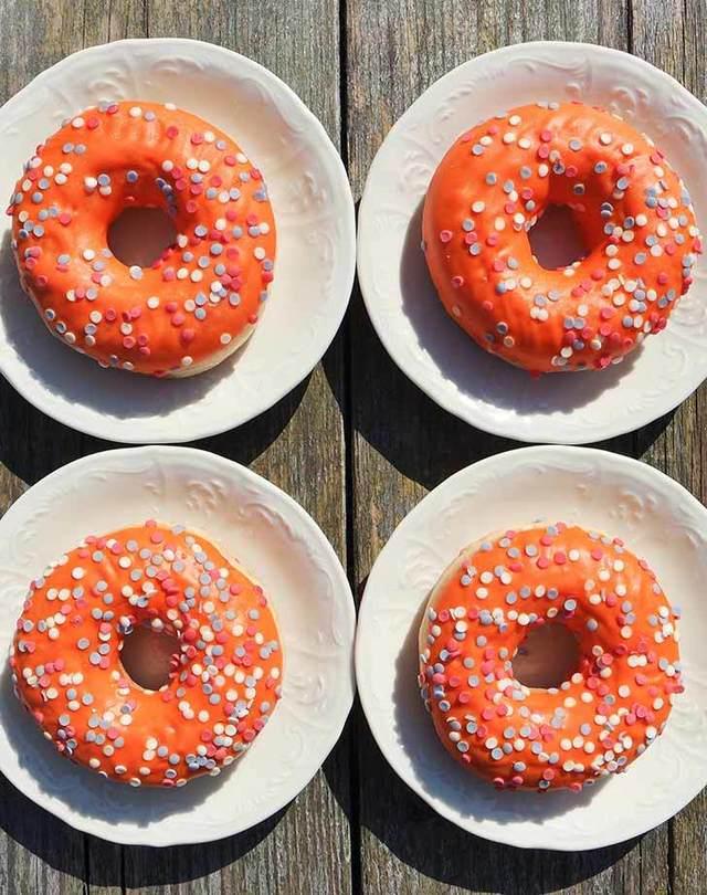 รูปภาพ:https://purewows3.imgix.net/images/articles/2017_07/pink-donuts-on-plates-921.jpg