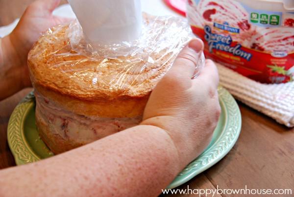 รูปภาพ:http://happybrownhouse.com/wp-content/uploads/2015/07/wrapping-ice-cream-cake-in-plastic-wrap.jpg