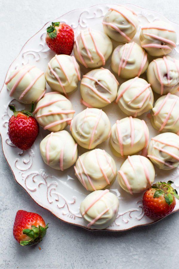 รูปภาพ:https://sallysbakingaddiction.com/wp-content/uploads/2017/01/strawberry-cheesecake-truffles-2-600x900.jpg
